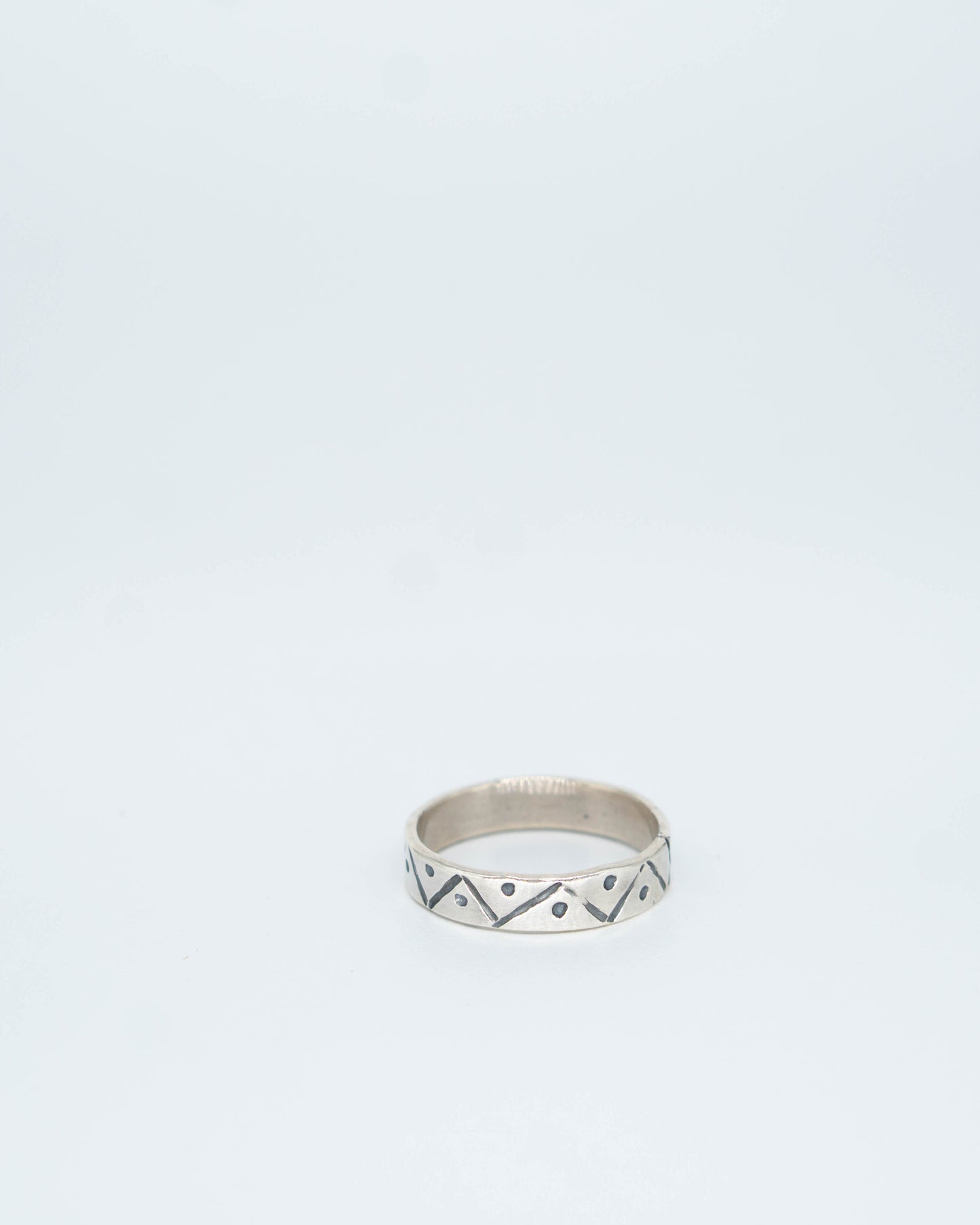 Anillo rectangular estampado