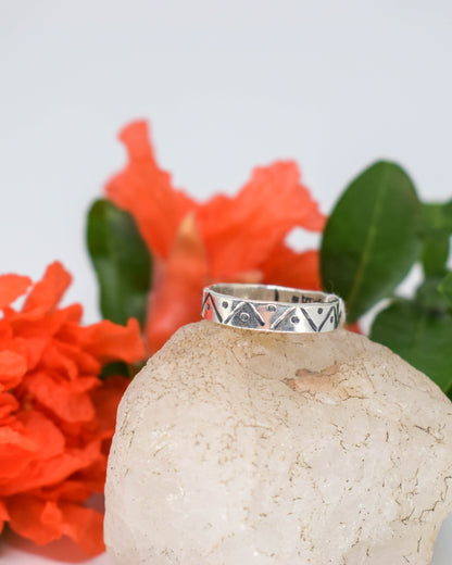 Anillo rectangular estampado